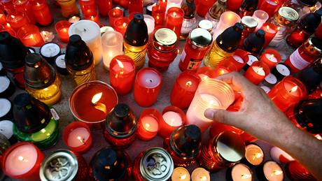 Stovky lidí pily 11. srpna veer na pietní vzpomínku v Handlové.