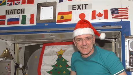 William McArthur mladí pi u tradiní oslav Vánoc na ISS