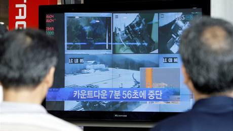 Nejen Jihokorejci (na snímku) bedliv sledovali pokus o start. Komunistickou Severní Koreu zajímá vesmírný program Soulu kvli vlastnímu raketovému výzkumu.