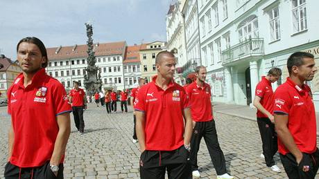 Reprezentanti pi procházce v Teplicích: Jankulovski, Svrko, Hubník, Necid a Baro (zleva)