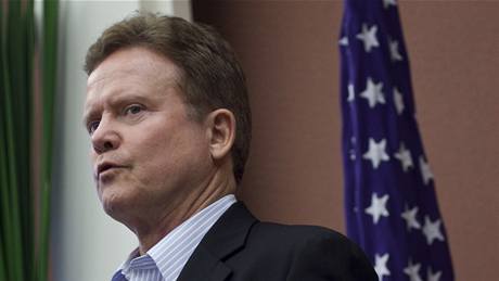Senátor Jim Webb, který vyjednal propu�t�ní Ameri�ana v Barm�