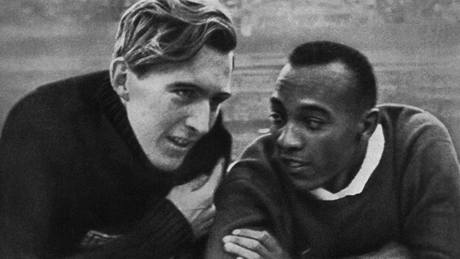 Dálkatí rivalové i pátelé na olympijských hrách v Berlín 1936 - Lutz Long a Jesse Owens.