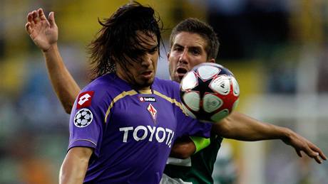 Sporting Lisabon - Fiorentina: Juan Vargas z Fiorentiny (vlevo) a Joao Moutinho