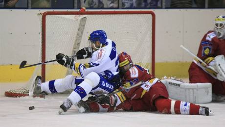 Brno - T�inec: Brn�nský Kamil Brabenec se marn� sna�í dostat puk do t�inecké brány. 