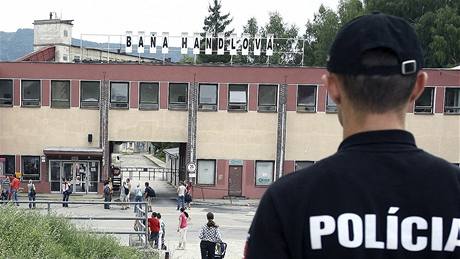 P�íbuzní �ekají u uhelného dolu v Handlové na informace o svých blízkých, nad�je klesá ka�dou minutou. (10. �ervence 2009)