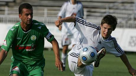 Hradec Králové - Hlu�ín: domácí Václav Pila� (vpravo) a Peter Drozd
