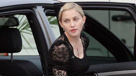 Madonna vystupuje z auta a míí do areálu Trojského zámeku v Praze