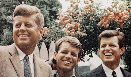 Brati Kennedyov na nedatovanm snmku. Vlevo JFK, uprosted Robert a vpravo Edward