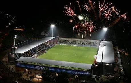 BRITA ARENA. V nmeckém Wiesbadenu stojí montovaný stadion, který chtjí i FK Ústí a Baník Most.