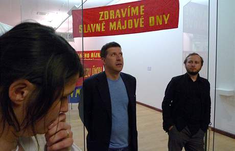 Kurátoři Vít Havránek (vlevo) a Zbyněk Baladrán před vstupem do expozice Monument transformace.