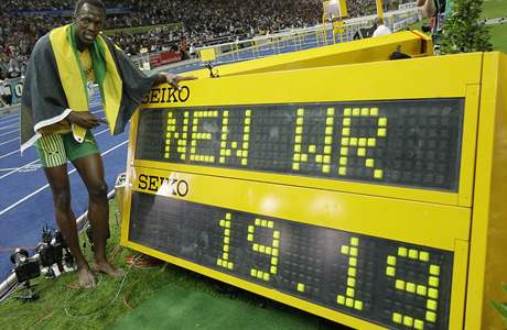 Usain Bolt u tabule se svtovým rekordem na 200 metr, který zabhl loni na MS v Berlín