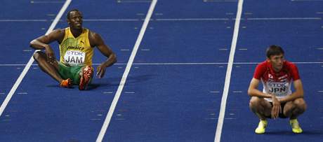 Usain Bolt (vlevo) sed na drze po dokonen svho tafetovho seku