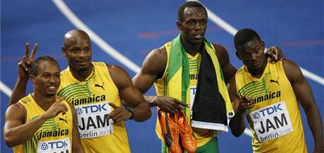 Vichni lenové jamajské zlaté tafety v cíli: Frater, Powell, Bolt a Mullings (zleva)