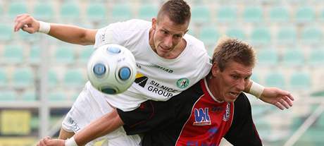 Most - Ústí nad Labem: Jií Fleiman (vlevo) v souboji s Pavlem Karlíkem