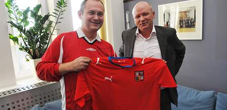 Hejtman Michal Haek a pedseda eskomoravského fotbalového svau Ivan Haek pi soukromém setkání v Brn. (20. 8. 2009)