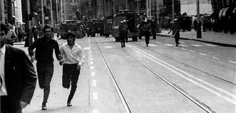 Srpen 1969 v Praze. Odpoledne 21. srpna v ulici na Píkopech: Veejná bezpenost a Lidové milice vytlaovaly protestující dále od bývalé proluky Myslbek.