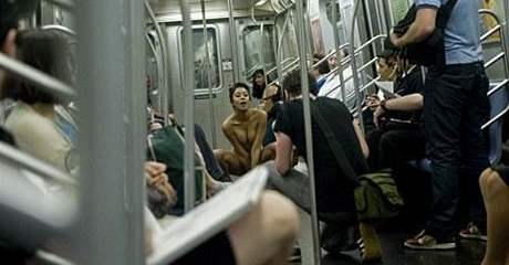 Hereka Jocelyn Saldanaová pózuje nahá v metru