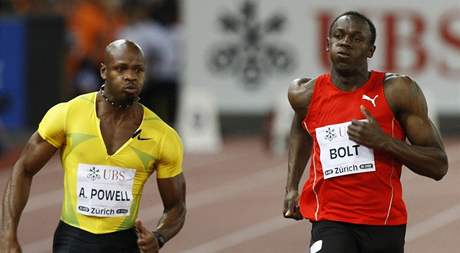 SPRÁVNÉ POADÍ. Asafa Powell (vlevo) ví, e dokáe svtového rekordmana Usaina Bolta letos porazit.