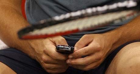 Francouzský tenista Richard Gasquet s mobilním telefonem. Twitter vak u pi zápase pouívat neme.