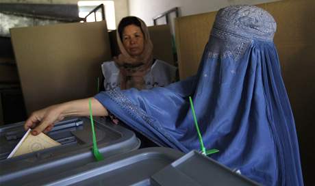 Ped volebními místnostmi v Afghánistánu se stojí dlouhé fronty, v hojném potu pily volit i eny (20. srpna 2009)