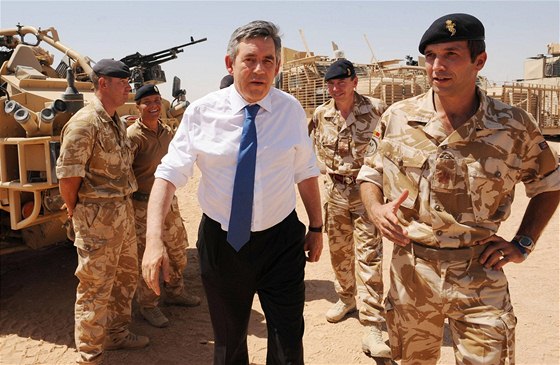 Britský premiér nedávno vojáky v provincii Hílmand navtívil (srpen 2009)
