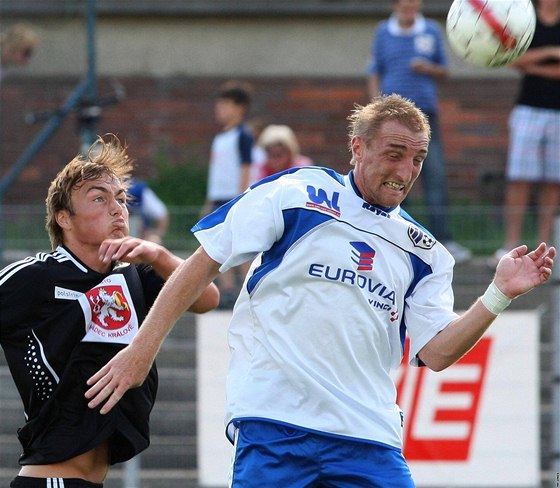 Ústí nad Labem - Hradec Králové: domácí Michal Valenta (vpravo) v souboji s Pavlem Dvoákem 