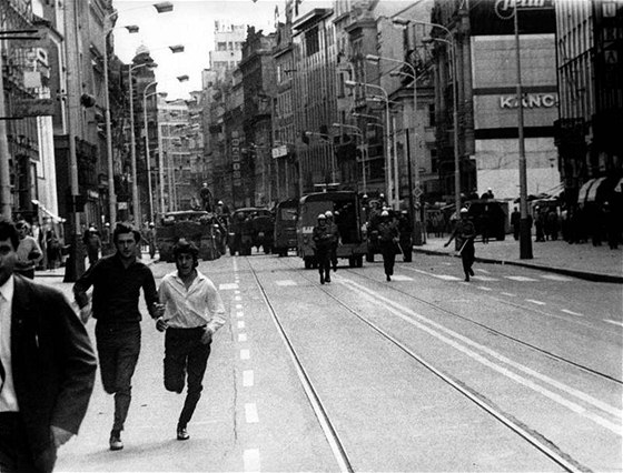 Srpen 1969 v Praze. Odpoledne 21. srpna v ulici na Píkopech: Veejná bezpenost a Lidové milice vytlaovaly protestující dále od bývalé proluky Myslbek.