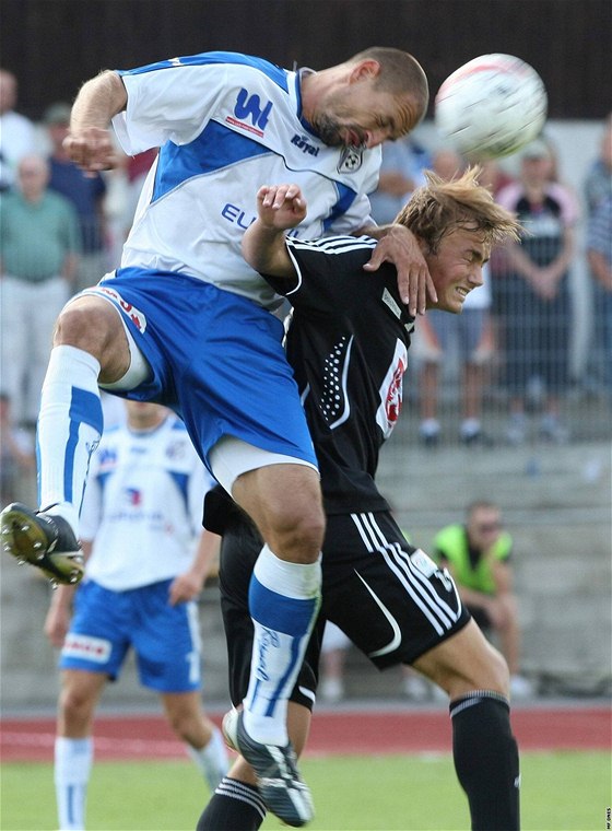 Ústí nad Labem - Hradec Králové: ústecký Pavel Duban (vlevo) v souboji s hostujícím Pavlem erným.