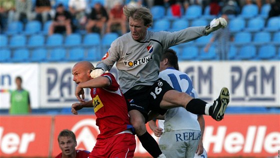 Ostravský branká Vít Baránek zasahuje pi utkání s Brnem v íjnu 2009.