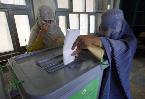 Afghánci naposled loni volili hlavu státu, výbr provázely podvody a protesty.