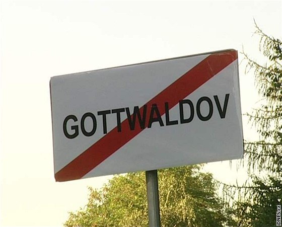 Neznámý vandal pelepil znaky a cedule Zlína komunistickým názvem Gottwaldov