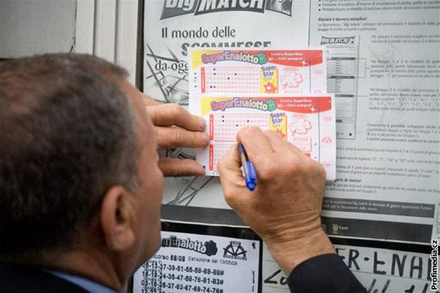 ZASE SÁZÍ. Italové op�t propadají sázkovému �ílenství. V SuperEnalottu se hraje o jackpot ve vý�i 129,5 milionu eur.