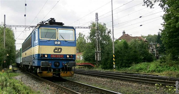 Majitel domku u trati ukrytého za ke�i (na snímku) nechce u kolejí protihlukové st�ny.