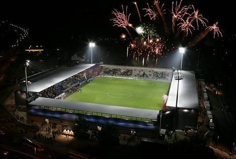 BRITA ARENA. V německém Wiesbadenu stojí montovaný stadion, který chtějí i FK Ústí a Baník Most.