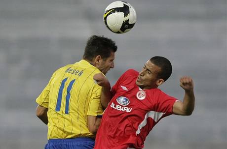 Hapoel Tel Aviv - Teplice, domácí Avihay Yadin  (vpravo) a Andrej Hesek.