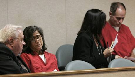 Phillip Garrido se svou enou Nancy (oba v ervenm) u soudu, kde byli obalovni z 29 trestnch in. (28.8.2009)