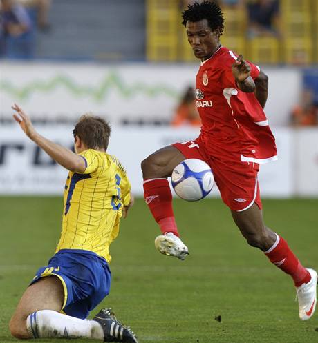 Teplice - Hapoel Tel Aviv: domácí Vidli�ka (vlevo) a Yeboah