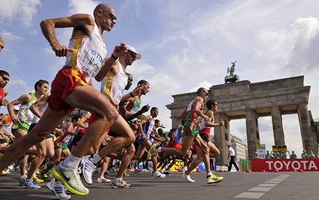 astnci maratonu na MS v atletice, kter se bel v ulicch Berlna