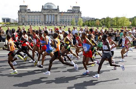 astnci maratonu na MS v atletice, kter se bel v ulicch Berlna