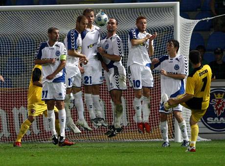Liberec - Dinamo Bukure��: hostující Zica zahrává trestný kop a trefil b�evno
