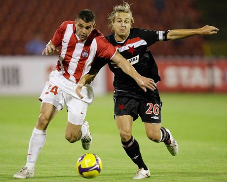 Crvena Zvezda B�lehrad - Slavia: Pavle Ninkov (vlevo) bojuje o mí� s Jaroslavem �erným