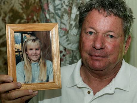 edestilet Carl Probyn dr fotku sv nevlastn dcery Jaycee Dugardov (27. srpna 2009) 