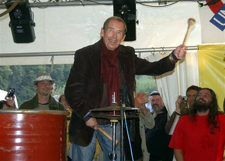 Open Air Music Festival Trutnov 2009: Vclav Havel bubnuje se skupinou Hever a vazelna
