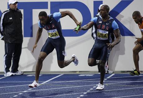 tafeta 4x100m: Darvis Patton (vlevo) a Shawn Crawford 