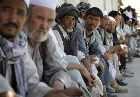 Ped volebnmi mstnostmi v Afghnistnu se stoj dlouh fronty (20. srpna 2009)