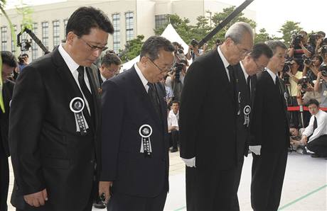 Severokorejsk delegace v ele s tajemnkem stednho vboru Korejsk strany prce Kim Ki-namem pijela uctt pamtku bvalho jihokorejskho prezidenta Kim Te-dunga  (21. srpna 2009) 