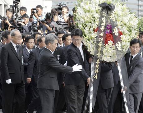 Severokorejsk delegace vnovala pamtce Kim Te-dunga vnec se zdravic Kim ong-ila (21. srpna 2009) 