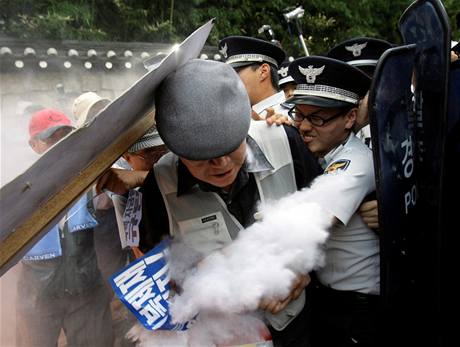 Proti pjezdu severokorejsk delegagace protestovaly v ulicch Soulu stovky demonstrant (21. srpna 2009)