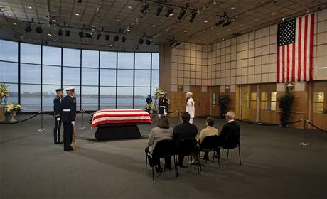 Rakev se zesnulm sentorem Edwardem Kennedym je vystaven v knihovn J. F. Kennedyho v Bostonu (28. srpna 2009)