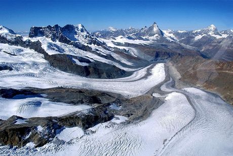 výcarsko, ledovec Gorner, druhý vrchol zprava Matterhorn